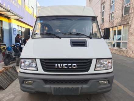 依维柯得意 2017款 2.5T A35客车低顶5-7座47Z5