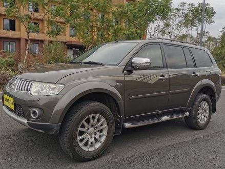 帕杰罗·劲畅进口 2011款 3.0L 豪华导航版