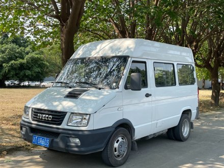 依维柯得意 2020款 2.5T A35客车单胎中顶5-9座侧移门国VI