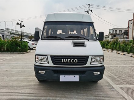 依维柯得意 2017款 2.5T A35客车5-7座47Z5