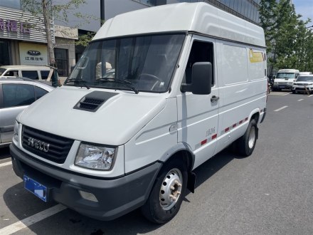 依维柯得意 2017款 2.8T V40箱货中顶3/6座43S5