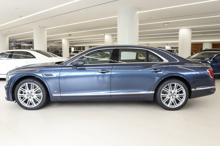 飞驰 4.0T V8 2022款 标准版