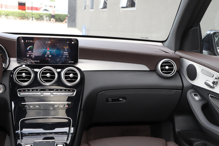 奔驰GLC 改款三 GLC 260 L 4MATIC 2022款 动感型