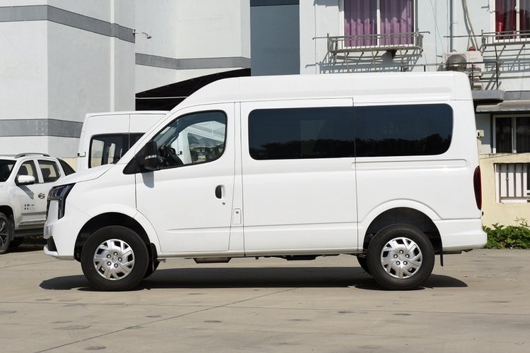 新途V80 Pro 2.0T手动长轴中顶7座 2024款 