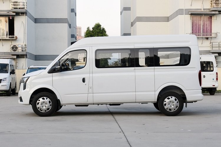 新途V80 傲运通PRO 2.0T AMT 长轴中顶  6789座 2024款 